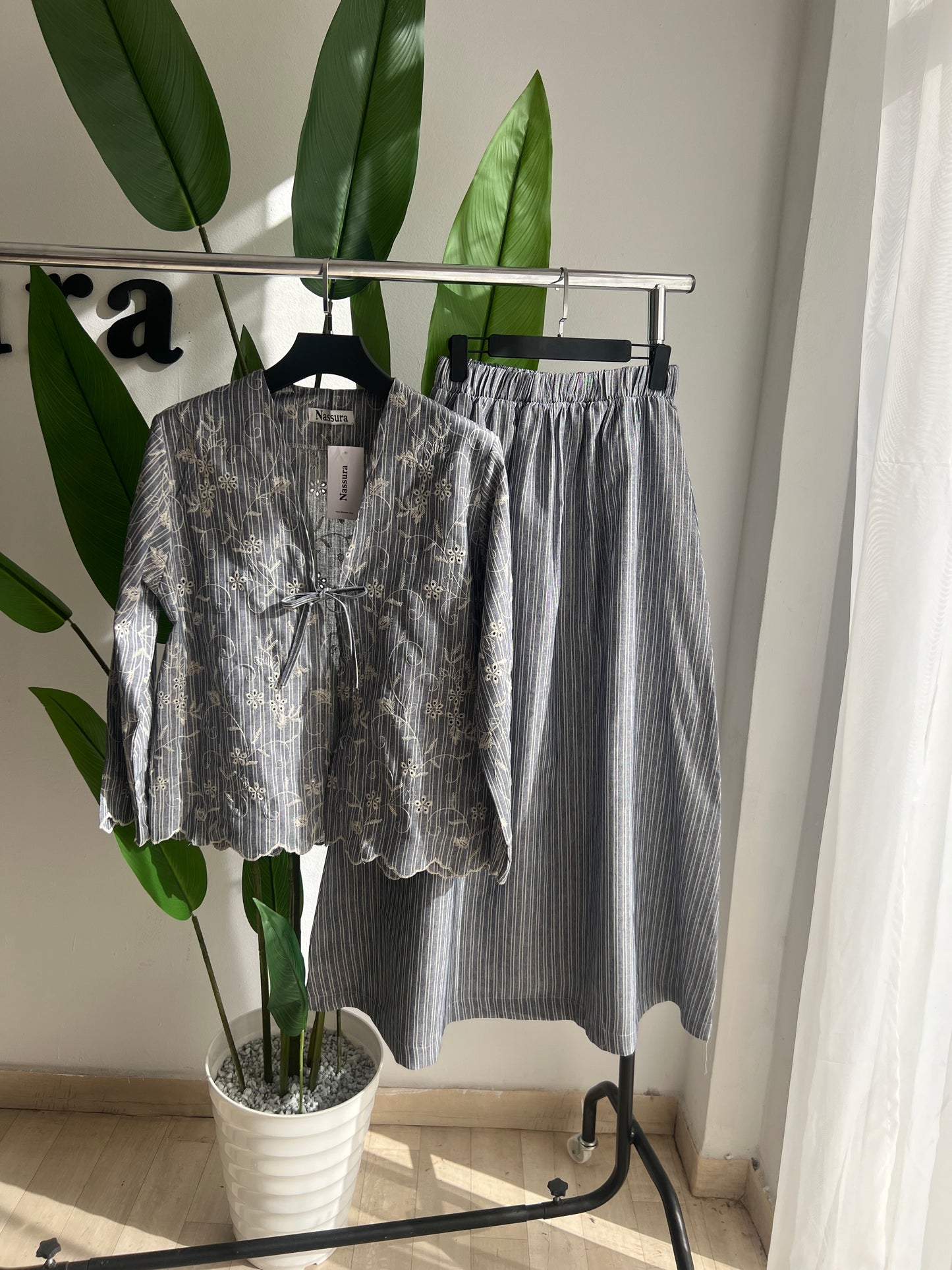 ENSEMBLE JARDIN AVEC JUPE  EN LIN ET BRODERIE ANGLAISE