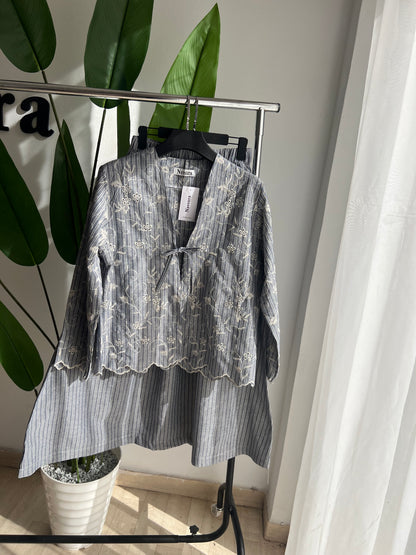 ENSEMBLE JARDIN AVEC JUPE  EN LIN ET BRODERIE ANGLAISE