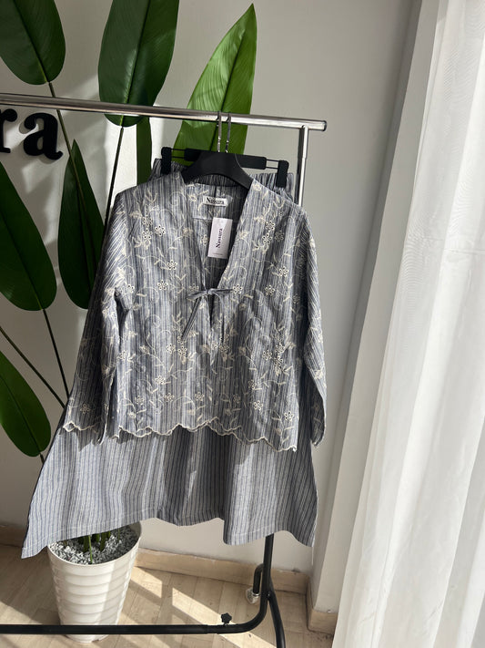 ENSEMBLE JARDIN AVEC JUPE  EN LIN ET BRODERIE ANGLAISE