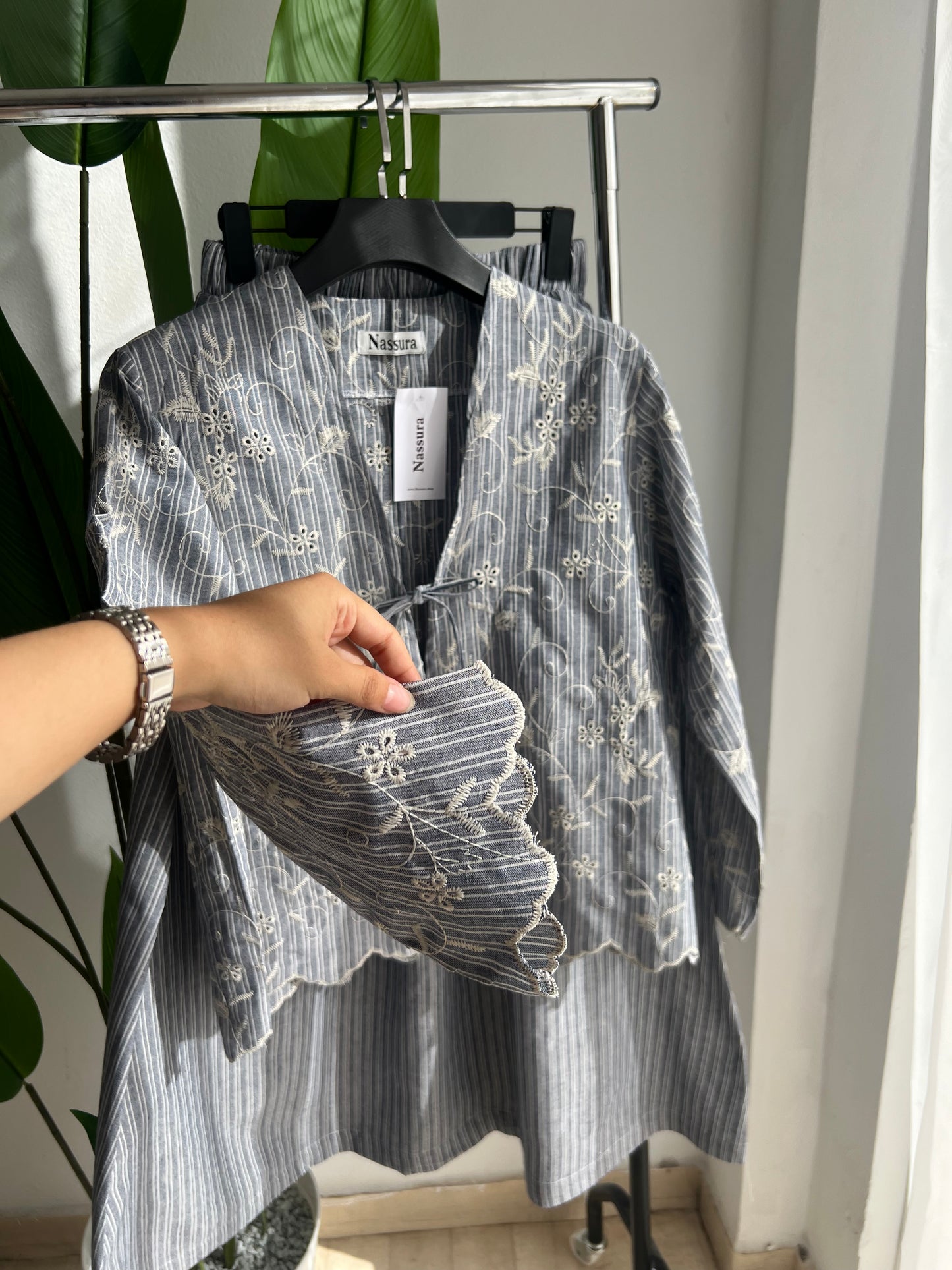 ENSEMBLE JARDIN AVEC JUPE  EN LIN ET BRODERIE ANGLAISE