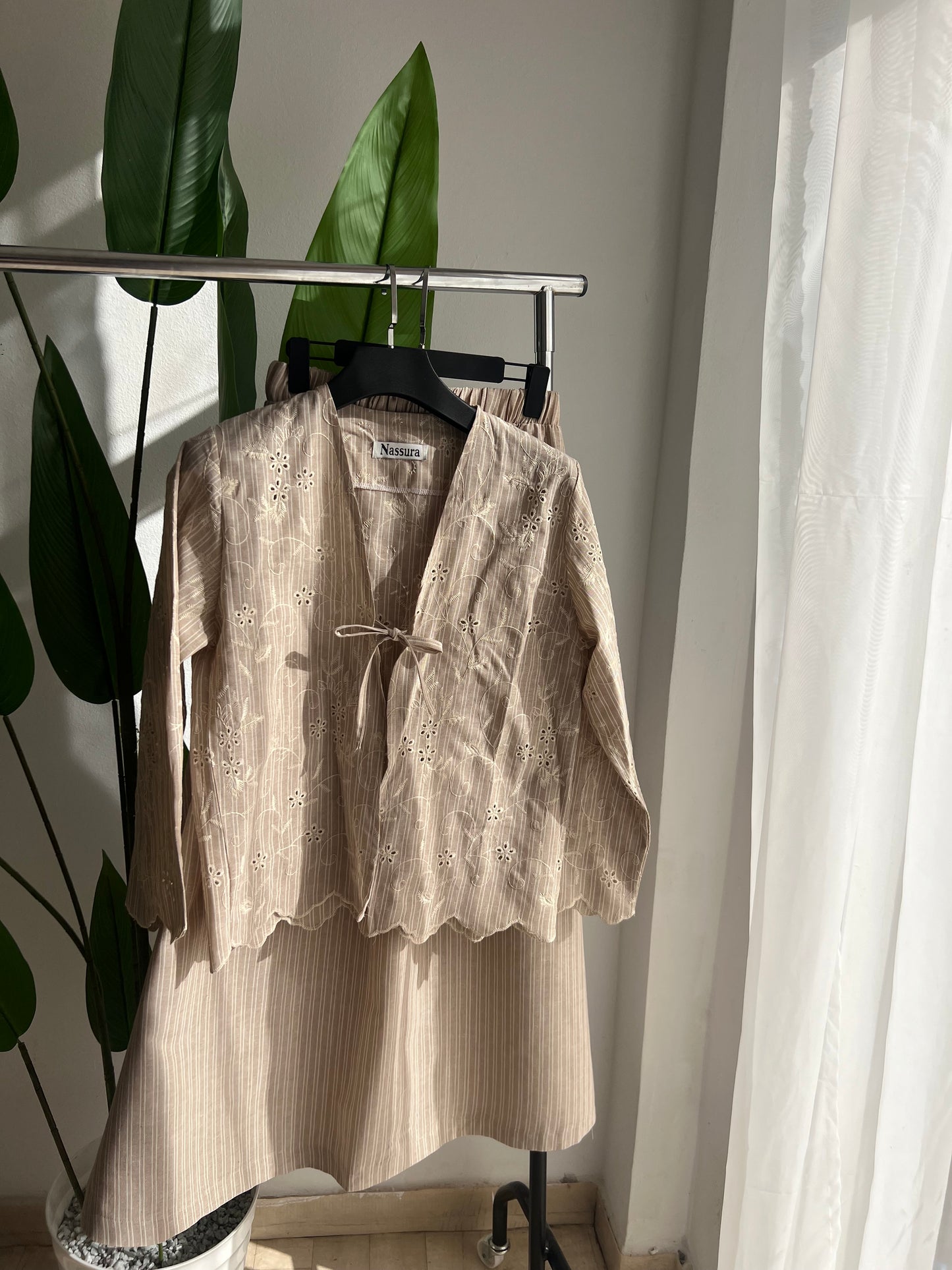ENSEMBLE JARDIN AVEC JUPE  EN LIN ET BRODERIE ANGLAISE