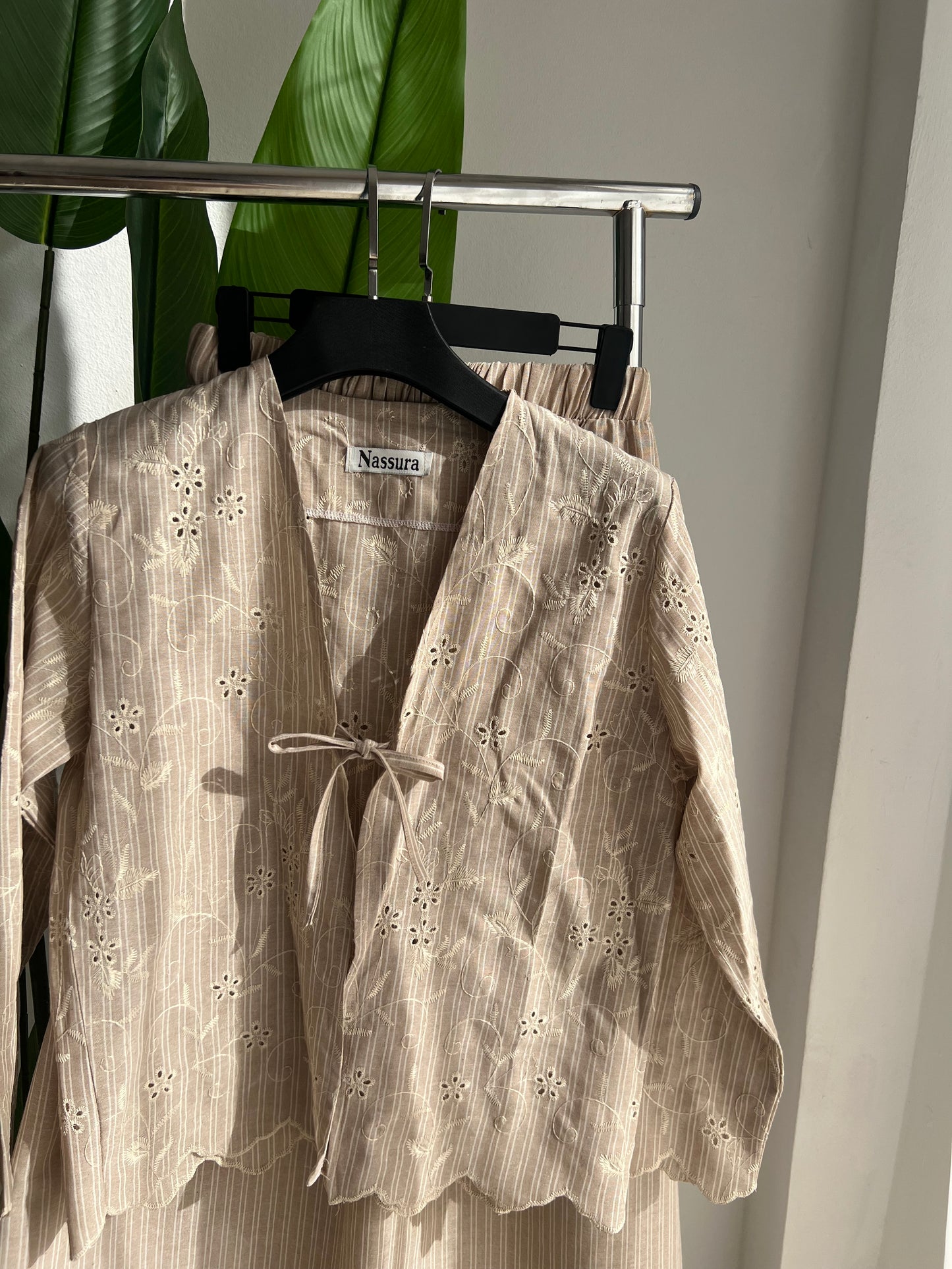 ENSEMBLE JARDIN AVEC JUPE  EN LIN ET BRODERIE ANGLAISE
