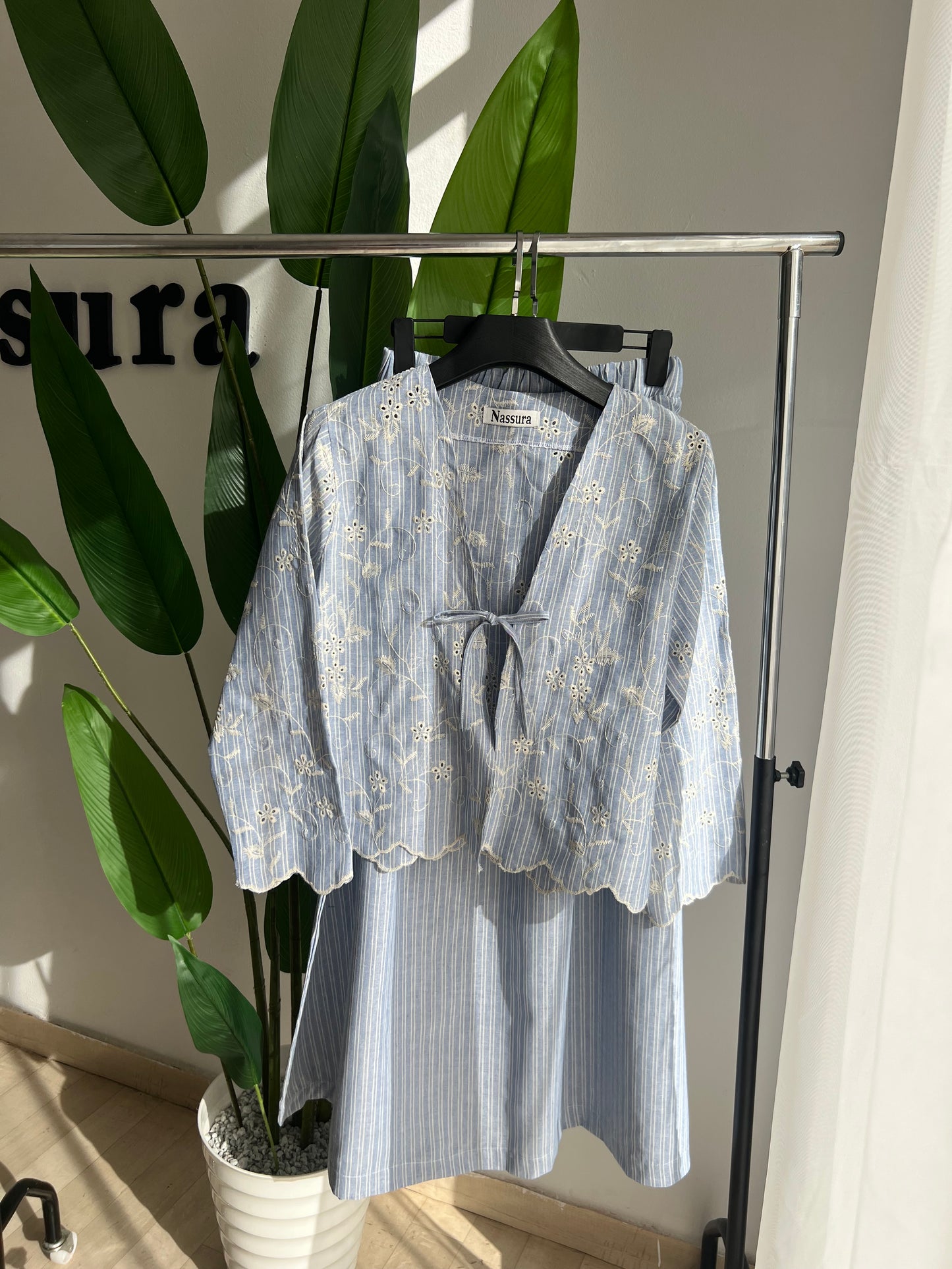 ENSEMBLE JARDIN AVEC JUPE  EN LIN ET BRODERIE ANGLAISE