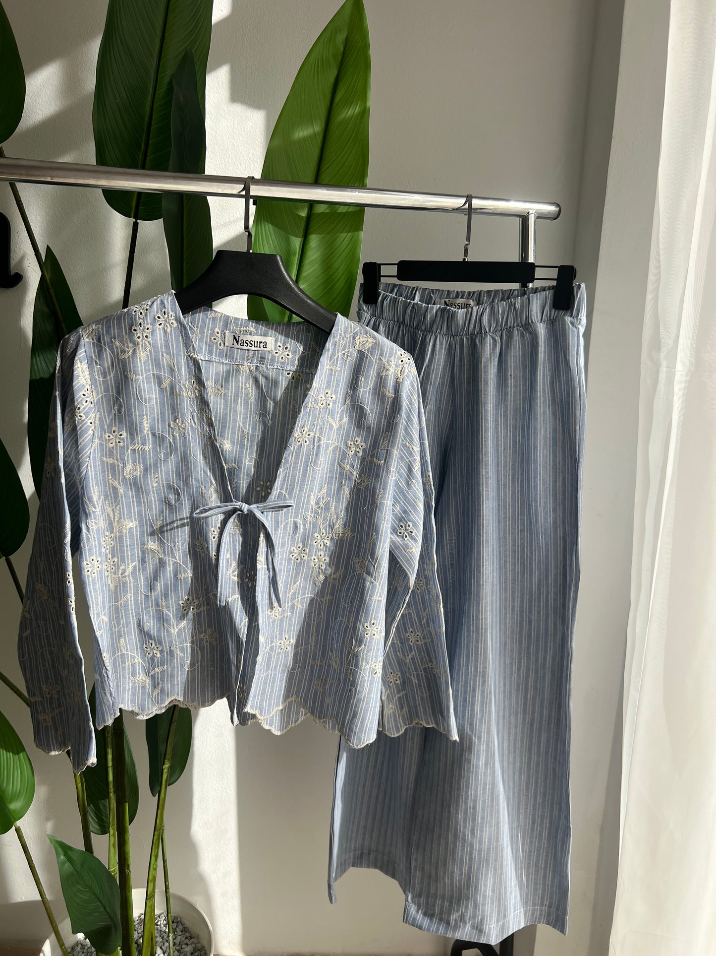 ENSEMBLE JARDIN AVEC JUPE  EN LIN ET BRODERIE ANGLAISE