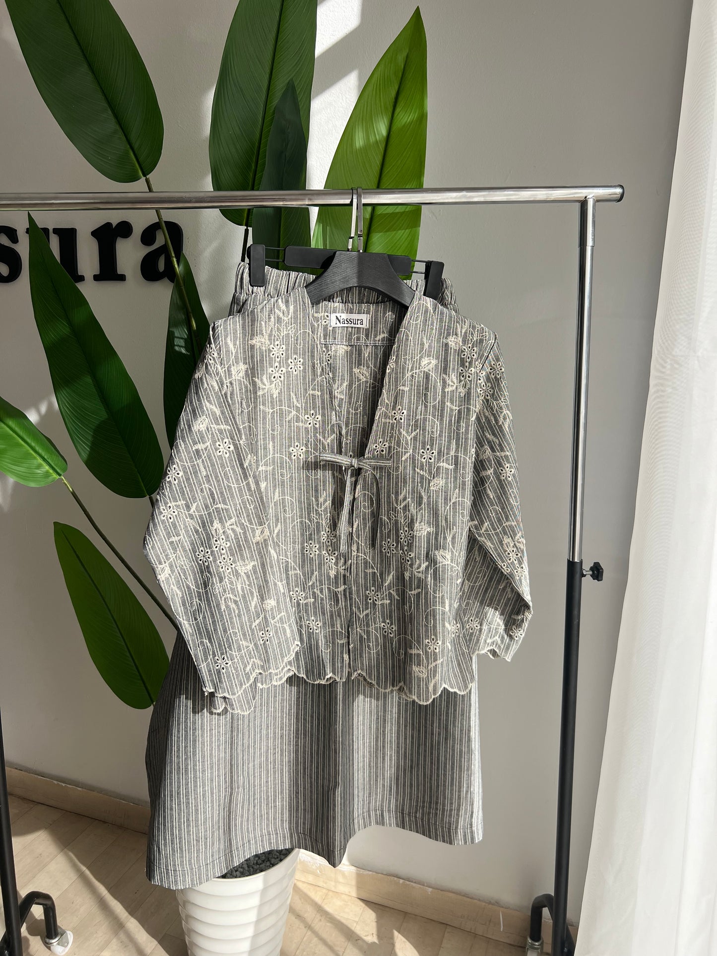 ENSEMBLE JARDIN AVEC JUPE  EN LIN ET BRODERIE ANGLAISE