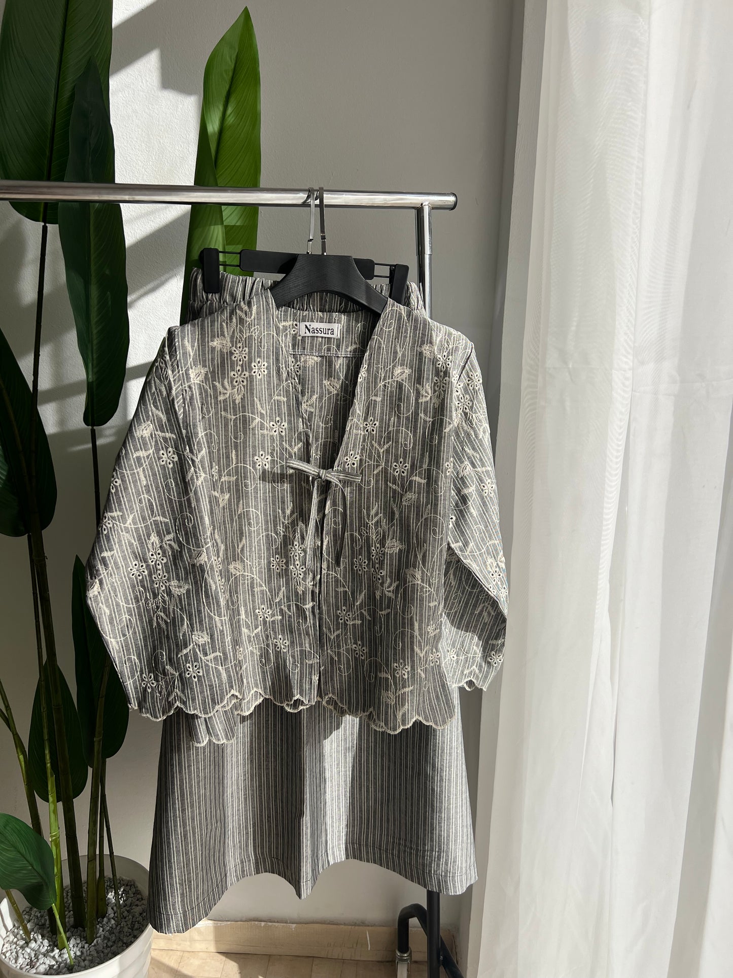 ENSEMBLE JARDIN AVEC JUPE  EN LIN ET BRODERIE ANGLAISE