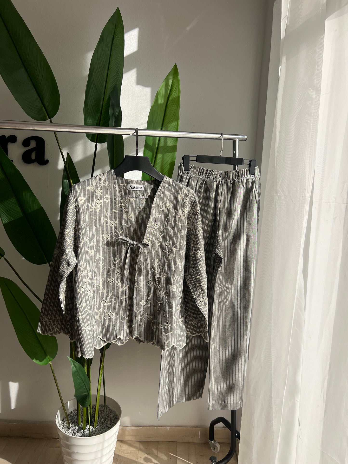 ENSEMBLE JARDIN AVEC JUPE  EN LIN ET BRODERIE ANGLAISE