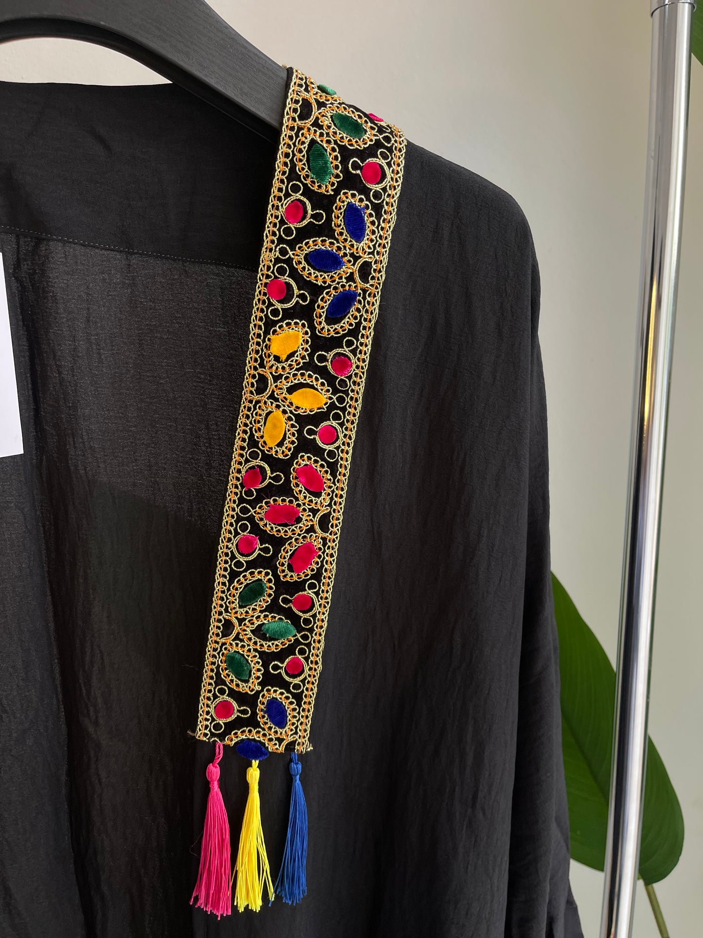 ABAYA AVEC BRODERIE HINDIEN